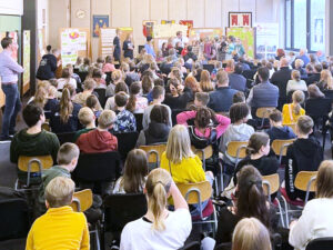 Junge Menschen auf einer Kinder- und Jugendkonferenz stellen Politiker*innen ihre Ergebnisse vor.